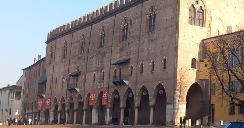 Mantova rinascimentale Piazza Sordello, Palazzo Bonacolsi e Cupola Basilica di S. Andrea (In viaggio con gli amici