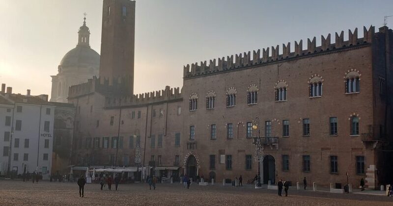 Mantova rinascimentale Piazza Sordello, Palazzo Bonacolsi e Cupola Basilica di S. Andrea (In viaggio con gli amici